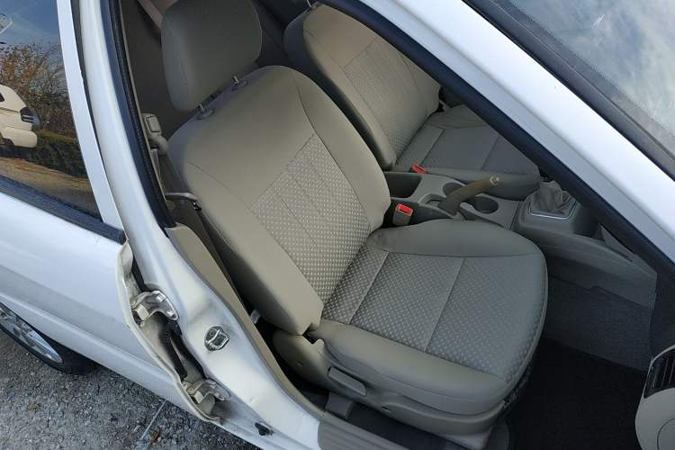 Used Soueast V3 Lingyue 2015 1.5L Manual Happiness Edition Right Front Seat
