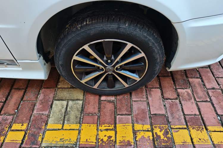 Used Soueast V3 Lingyue 2015 1.5L Manual Style Edition Right Front Wheel Hub