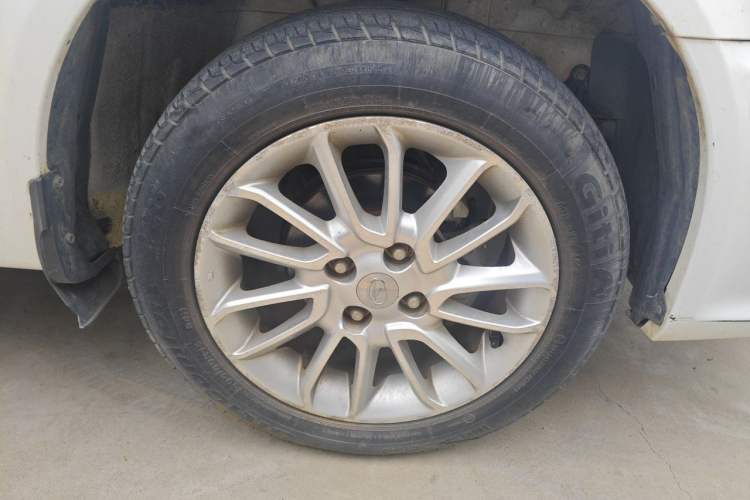 Used Soueast V3 Lingyue 2015 1.5L Manual Happiness Edition Right Front Wheel Hub