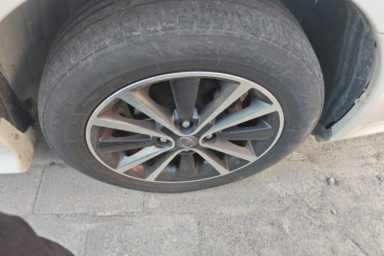 Used Soueast V3 Lingyue 2015 1.5L Manual Style Edition Right Front Wheel Hub