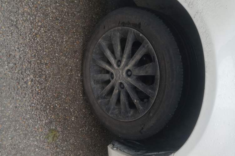 Used Soueast V3 Lingyue 2015 1.5L Manual Style Edition Right Front Wheel Hub