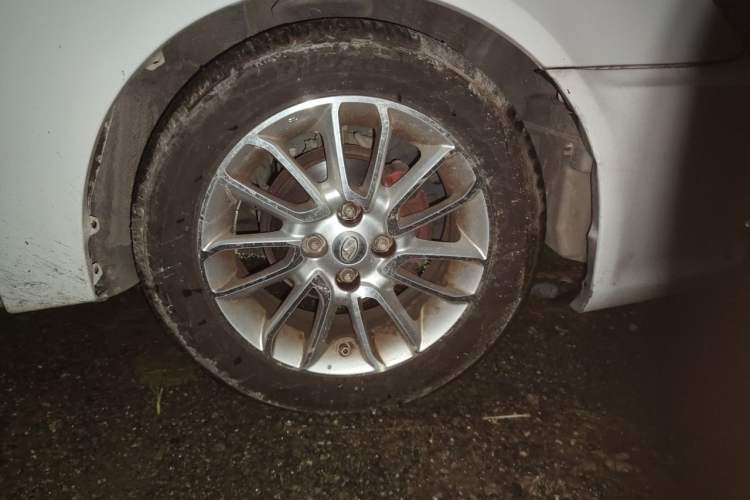 Used Soueast V3 Lingyue 2015 1.5L Manual Happiness Edition Right Front Wheel Hub