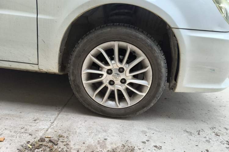 Used Soueast V3 Lingyue 2015 1.5L Manual Happiness Edition Right Front Wheel Hub
