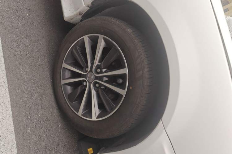 Used Soueast V3 Lingyue 2015 1.5L Manual Style Edition Right Front Wheel Hub