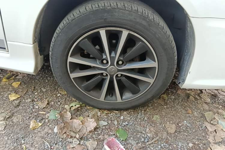 Used Soueast V3 Lingyue 2015 1.5L Manual Style Edition Right Front Wheel Hub