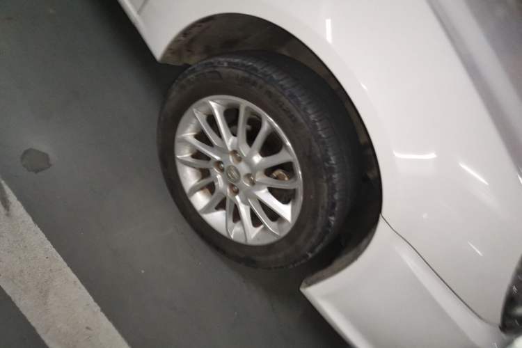 Used Soueast V3 Lingyue 2015 1.5L Manual Happiness Edition Right Front Wheel Hub