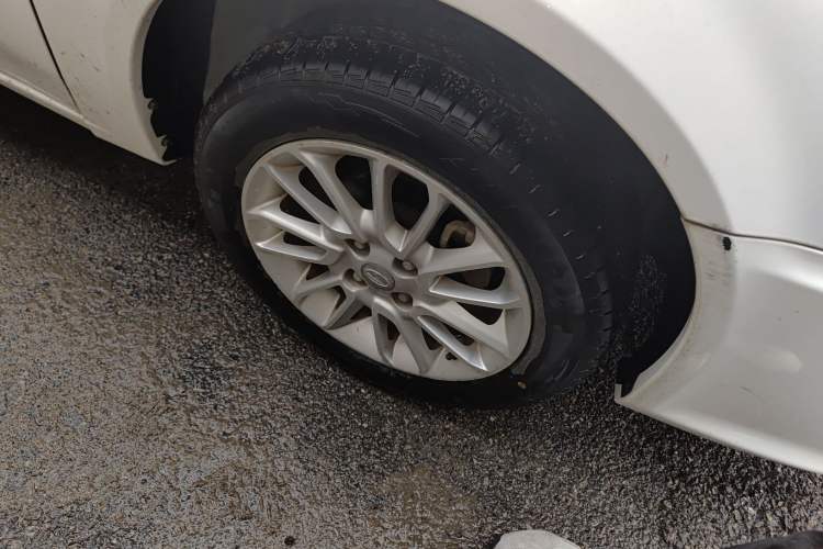 Used Soueast V3 Lingyue 2015 1.5L Manual Happiness Edition Right Front Wheel Hub