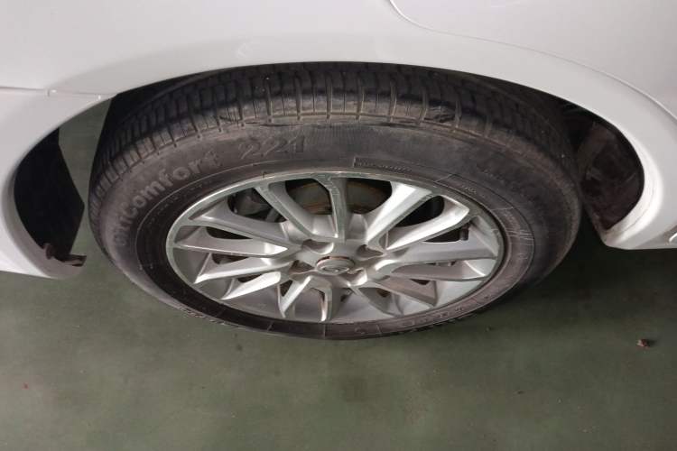 Used Soueast V3 Lingyue 2015 1.5L Manual Happiness Edition Right Rear Wheel Hub