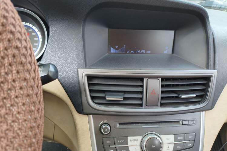 Used Soueast V5 Lingzhi 2012 1.5L Manual Comfort Edition Audio And AC Panel