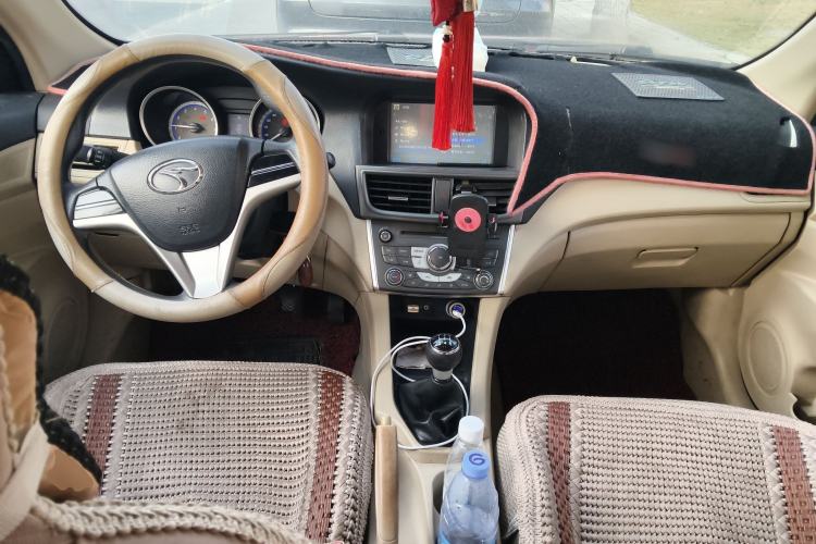Used Soueast V5 Lingzhi 2012 1.5L Manual Comfort Edition Center Console
