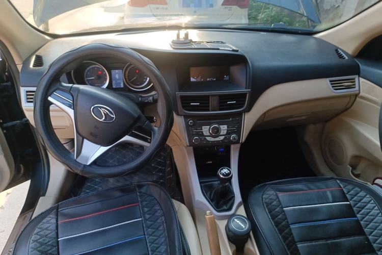 Used Soueast V5 Lingzhi 2012 1.5L Manual Comfort Edition Center Console