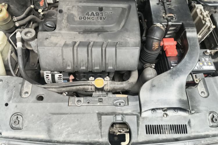 Used Soueast V5 Lingzhi 2012 1.5L Manual Standard Edition Engine Bay