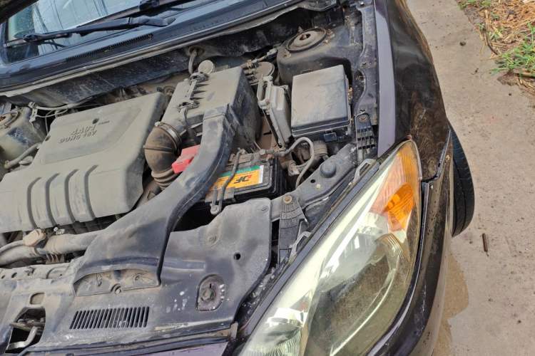 Used Soueast V5 Lingzhi 2012 1.5L Manual Luxury Version Engine Bay Left