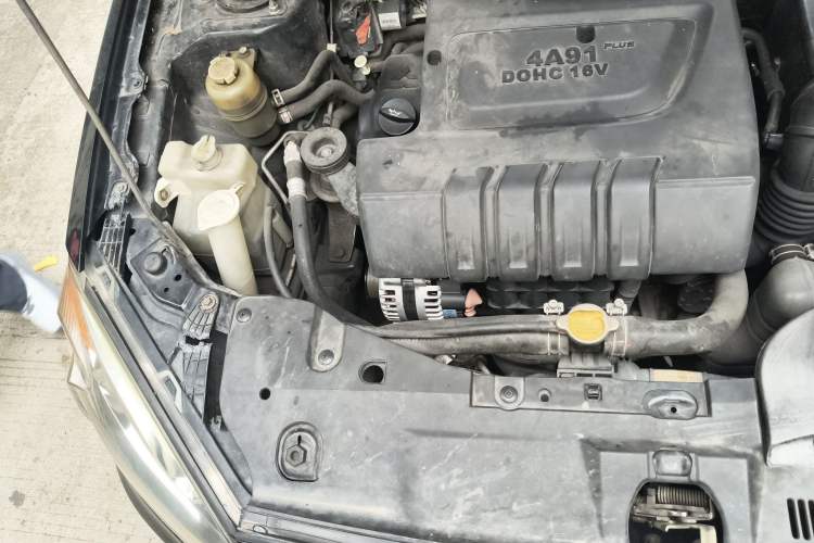 Used Soueast V5 Lingzhi 2012 1.5L Manual Standard Edition Engine Bay Right