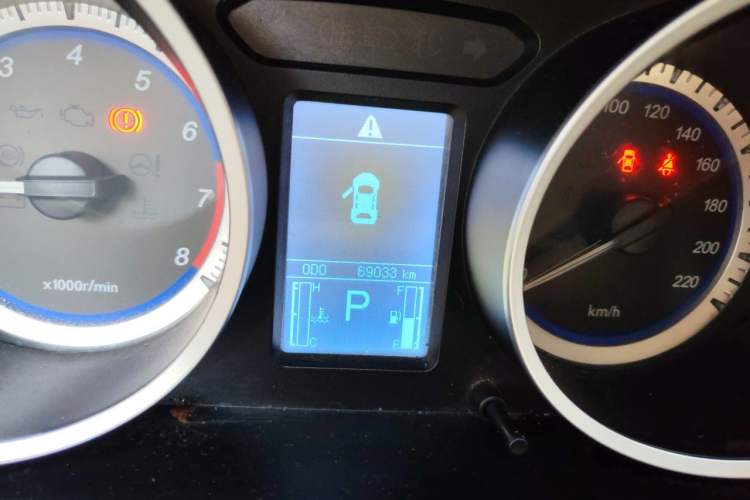 Used Soueast V5 Lingzhi 2012 1.5L CVT Luxury Version Odometer Close Up