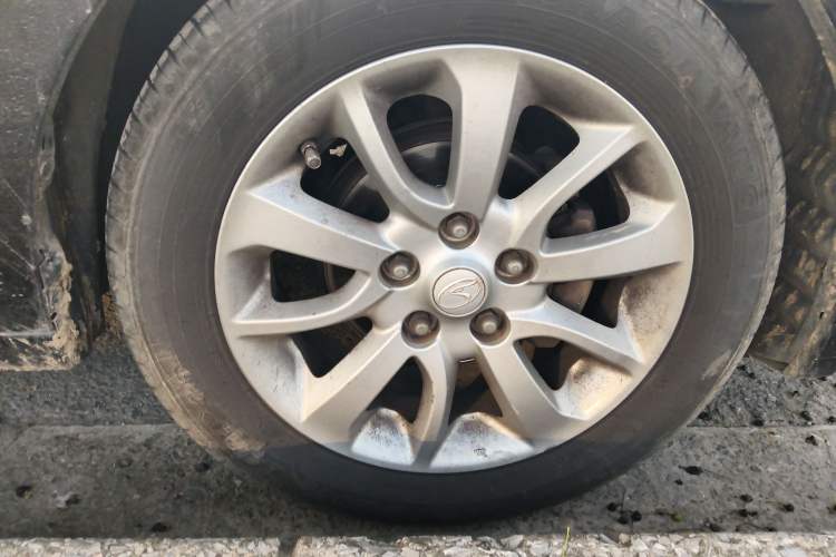 Used Soueast V5 Lingzhi 2012 1.5L Manual Comfort Edition Right Front Wheel Hub
