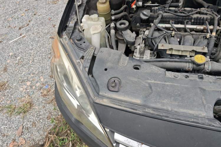 Used Soueast V5 Lingzhi 2012 1.5L Manual Standard Edition Engine Bay Right