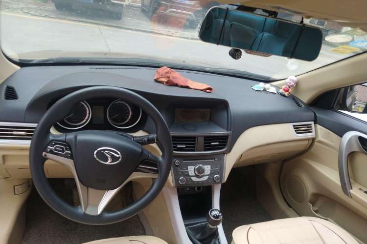 Used Soueast V5 Lingzhi 2012 1.5L Manual Luxury Version Center Console