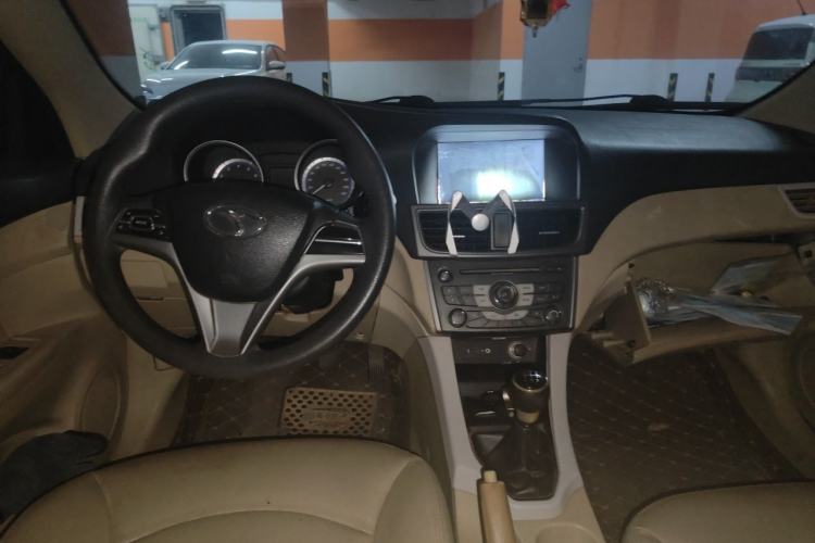 Used Soueast V5 Lingzhi 2012 1.5L Manual Luxury Version Center Console