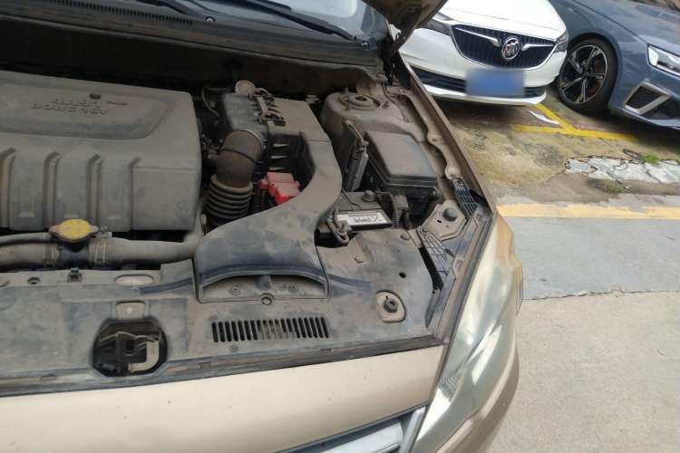 Used Soueast V5 Lingzhi 2012 1.5L Manual Luxury Version Engine Bay Left