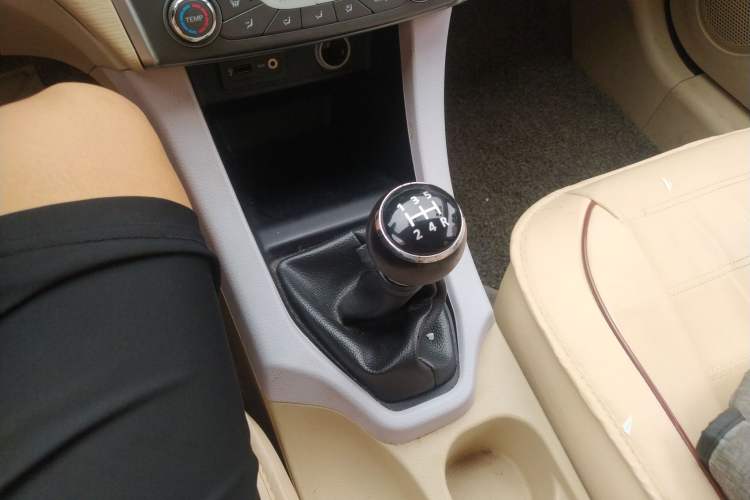 Used Soueast V5 Lingzhi 2012 1.5L Manual Luxury Version Gear Lever