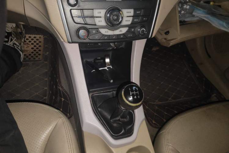 Used Soueast V5 Lingzhi 2012 1.5L Manual Luxury Version Gear Lever