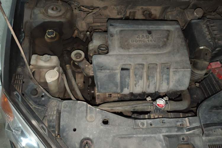 Used Soueast V5 Lingzhi 2012 1.5L Manual Standard Edition Engine Bay Right
