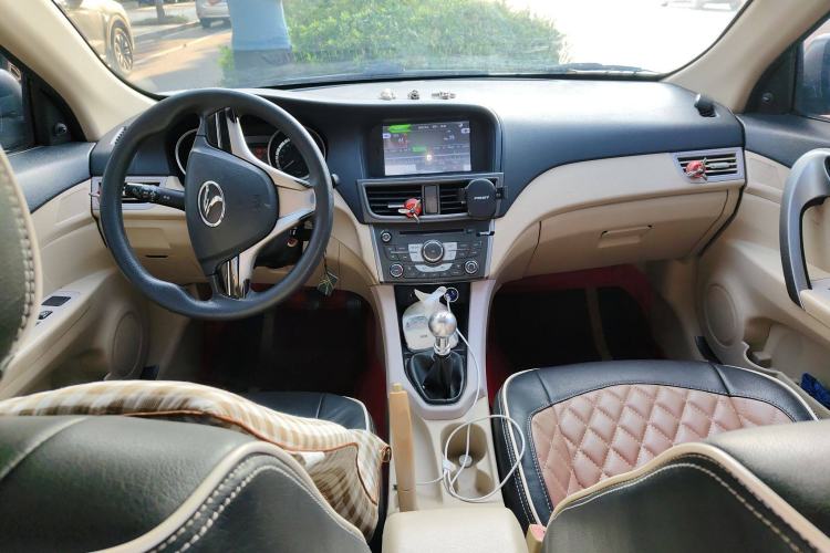 Used Soueast V5 Lingzhi 2012 1.5L Manual Comfort Edition Center Console