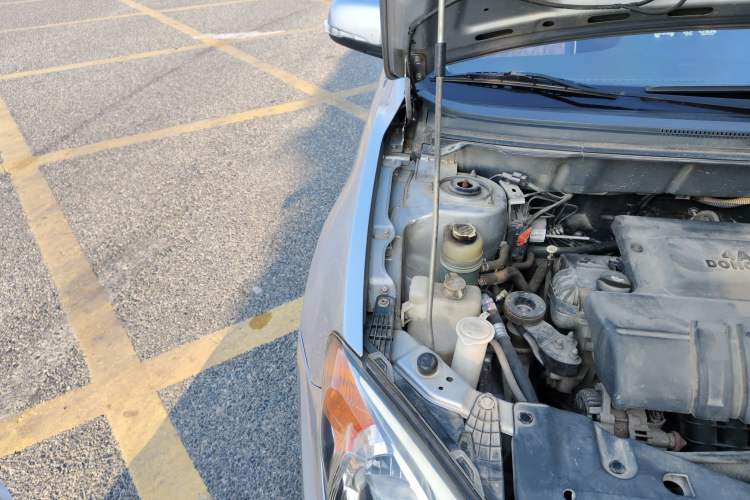 Used Soueast V5 Lingzhi 2012 1.5L Manual Comfort Edition Engine Bay Right