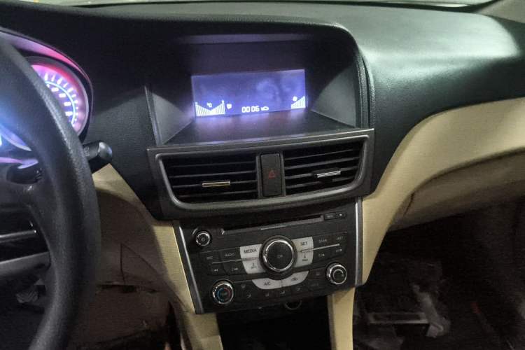 Used Soueast V5 Lingzhi 2012 1.5L Manual Comfort Edition Audio And AC Panel