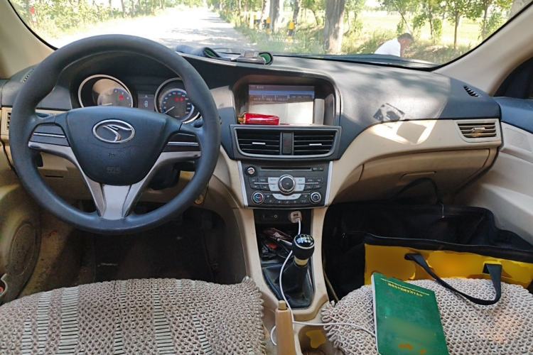 Used Soueast V5 Lingzhi 2012 1.5L Manual Comfort Edition Center Console