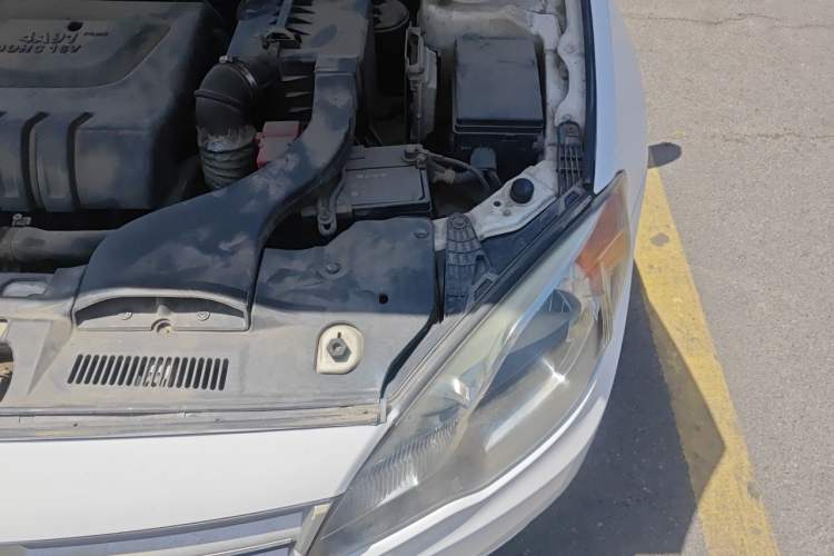 Used Soueast V5 Lingzhi 2012 1.5L Manual Luxury Version Engine Bay Left
