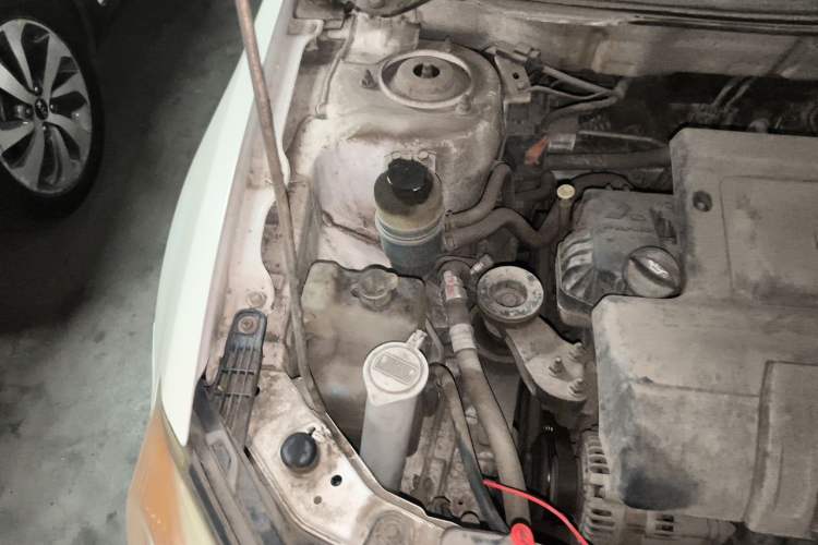 Used Soueast V5 Lingzhi 2012 1.5L Manual Comfort Edition Engine Bay Right
