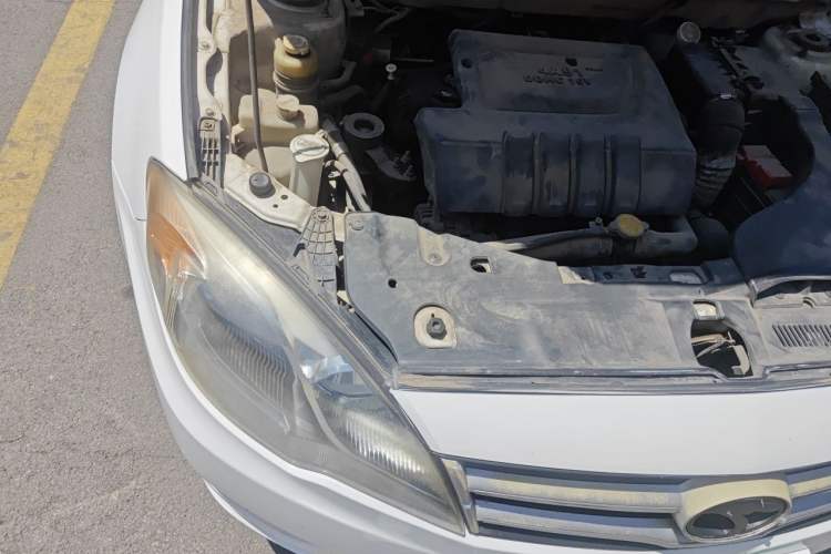 Used Soueast V5 Lingzhi 2012 1.5L Manual Luxury Version Engine Bay Right