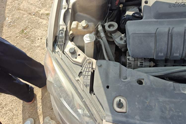 Used Soueast V5 Lingzhi 2012 1.5L Manual Standard Edition Engine Bay Right
