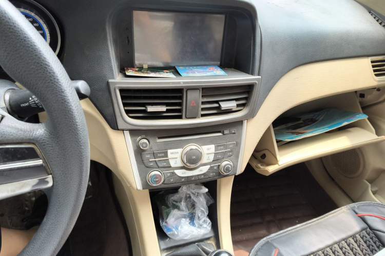 Used Soueast V5 Lingzhi 2013 1.5L Manual Flagship CNG Model Audio And AC Panel