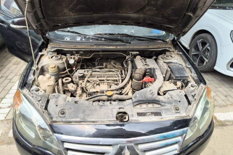 Used Soueast V5 Lingzhi 2013 1.5L Manual Flagship CNG Model Engine Bay