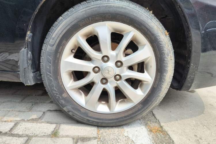 Used Soueast V5 Lingzhi 2013 1.5L Manual Flagship CNG Model Right Front Wheel Hub