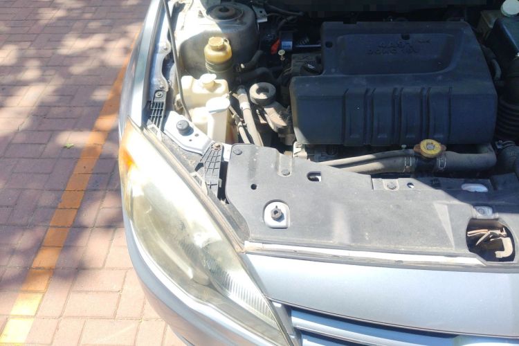 Used Soueast V5 Lingzhi 2013 1.5L Manual Flagship CNG Model Engine Bay Right