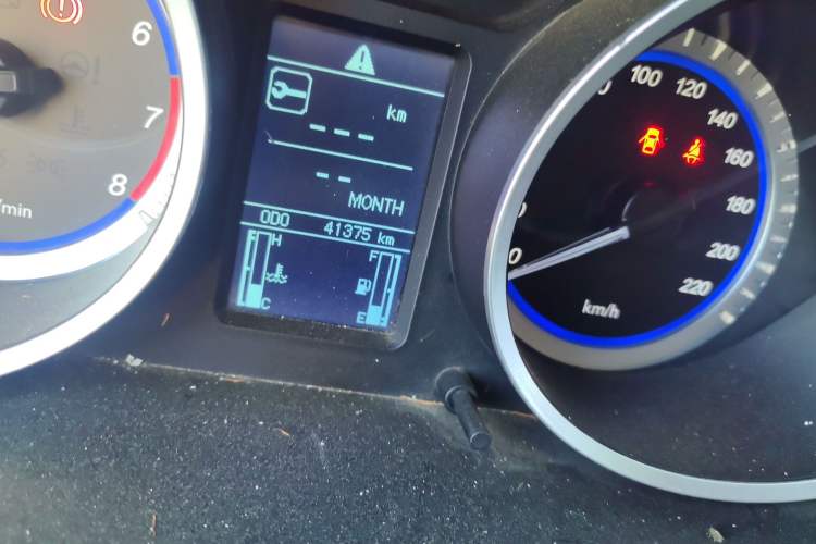 Used Soueast V5 Lingzhi 2014 1.5L Manual Comfort Model Odometer Close Up