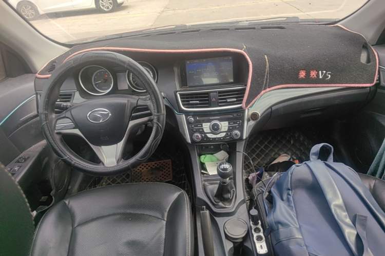 Used Soueast V5 Lingzhi 2014 1.5L Manual Sytle Xuya Center Console