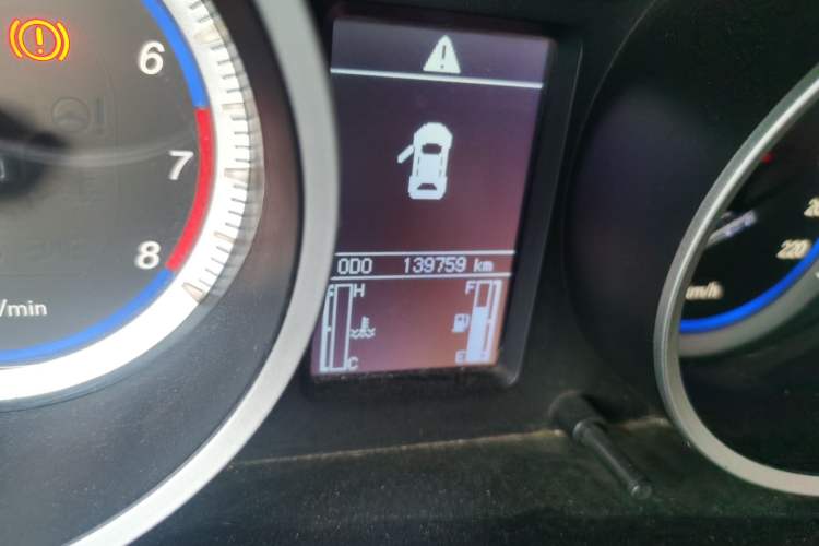 Used Soueast V5 Lingzhi 2014 1.5L Manual Comfort Model Odometer Close Up