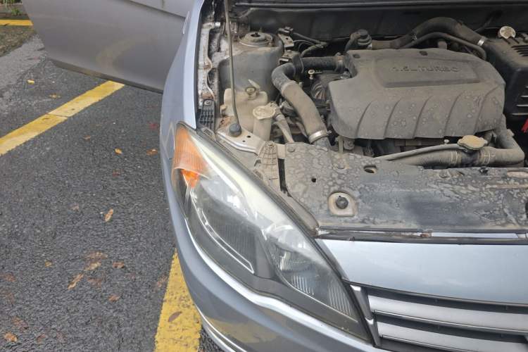 Used Soueast V5 Lingzhi 2014 1.5T CVT Fun-Drive Version Engine Bay Right