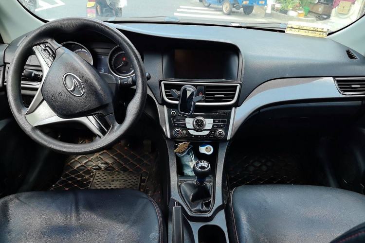 Used Soueast V5 Lingzhi 2014 1.5L Manual Luxury Model Center Console