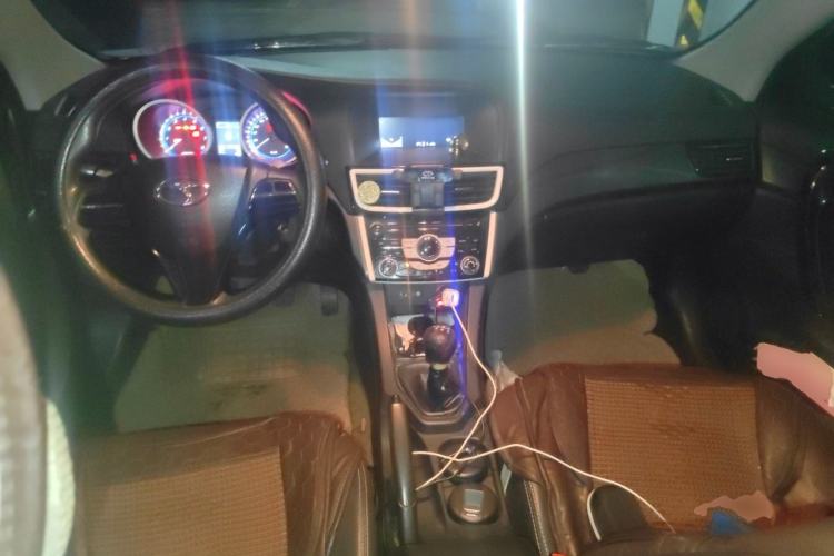 Used Soueast V5 Lingzhi 2014 1.5T Manual RuiKong Edition Center Console