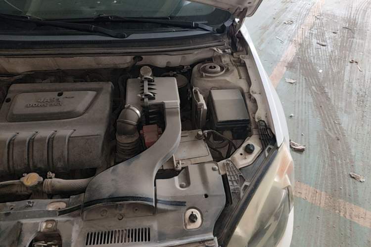 Used Soueast V5 Lingzhi 2014 1.5L Manual Comfort Model Engine Bay Left