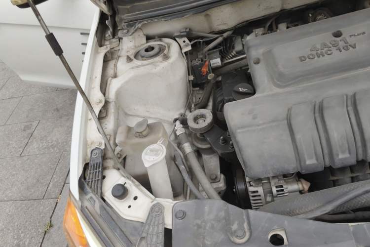 Used Soueast V5 Lingzhi 2014 1.5L Manual Standard Edition Engine Bay Right