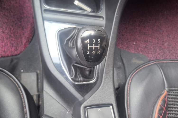 Used Soueast V5 Lingzhi 2014 1.5L Manual Luxury Model Gear Lever