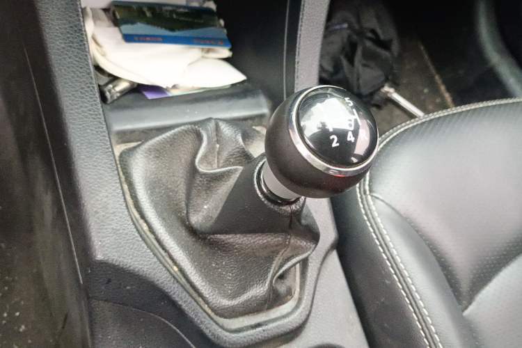 Used Soueast V5 Lingzhi 2014 1.5L Manual Luxury Model Gear Lever
