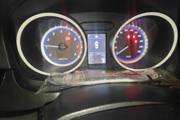 Used Soueast V5 Lingzhi 2014 1.5T Manual RuiKong Edition Odometer Close Up